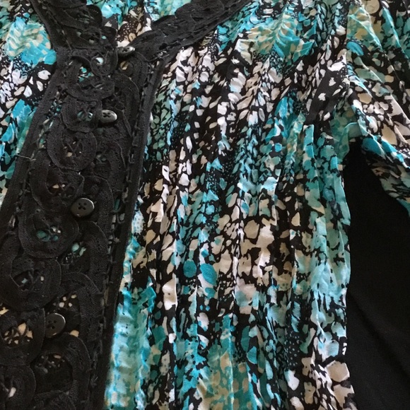 V NECK PLEATED BLOUSE WITH LACE ACCENT - Picture 8 of 12